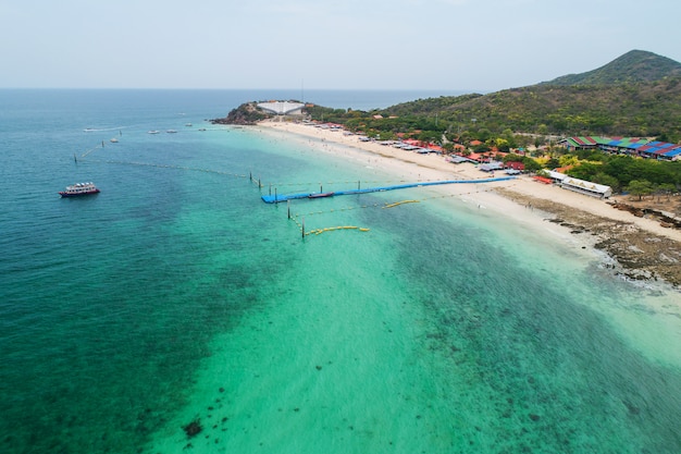 Vista aérea superior de las olas del océano, la playa y la costa rocosa y el hermoso bosque.