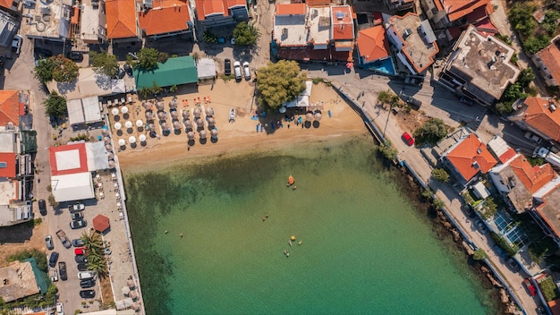 Vista aérea superior para a praia da cidade na praia de skala marion na ilha de thassos grécia