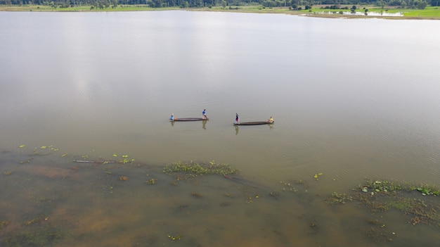 Vista aérea superior de pescadores en un barco de pesca en Tailandia