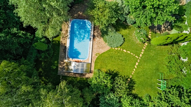 Vista aérea superior de la piscina en un hermoso jardín