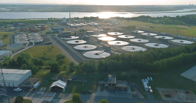 Vista aérea superior de las plantas de tratamiento de agua potable para la gran ciudad de la gestión del agua