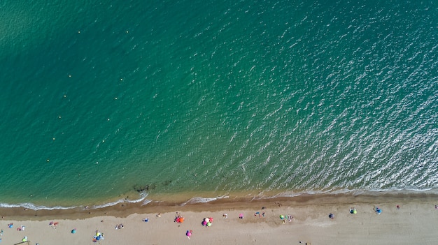 Vista aérea superior de la playa de arena del mar Mediterráneo desde arriba, concepto de resort de vacaciones y vacaciones