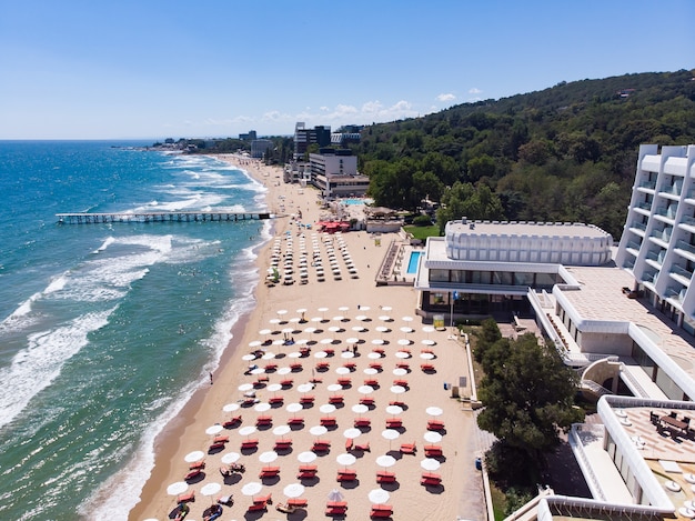 Foto vista aérea superior en la playa cerca de varna y golden sands, zlatni piasaci