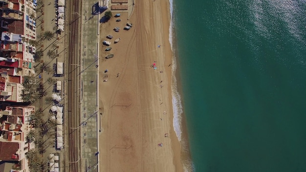 Vista aérea superior de la playa, mar, ferrocarriles y hoteles, barcelona, españa