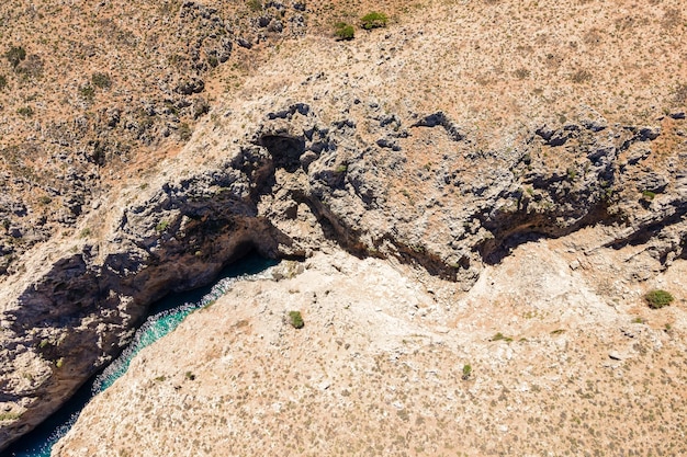 Vista aérea superior por drone do desfiladeiro em Creta.