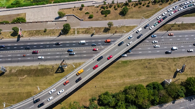 Vista aérea superior del puente con tráfico de automóviles por carretera de muchos coches
