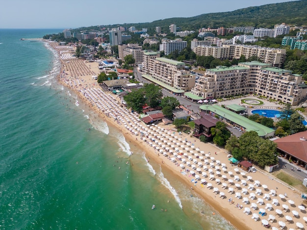 Vista aérea superior del resort Golden Sands de Bulgaria durante la temporada de verano una variedad de piscinas de hoteles y multitudes de personas disfrutando del mar