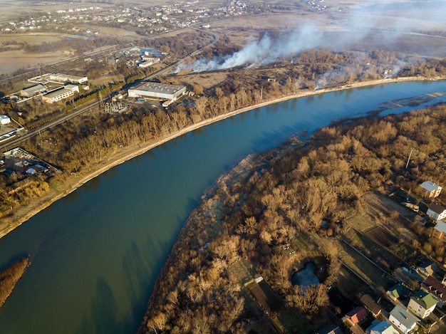 Vista aérea superior del río que fluye por la ciudad