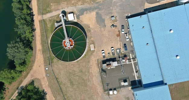 Vista aérea superior de los tanques de agua de purificación de la moderna planta de procesamiento de tratamiento de aguas residuales cerca de sol