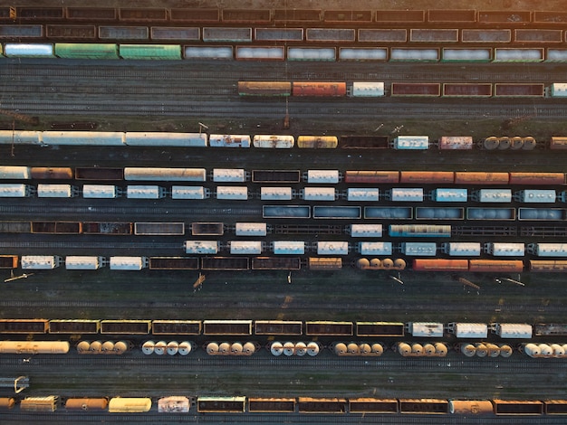 Foto vista aérea superior de vagones de ferrocarril. trenes de carga al atardecer