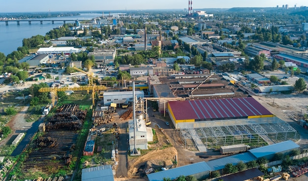 Foto vista aérea superior de la zona del parque industrial desde arriba, chimeneas de fábricas y almacenes, distrito industrial en kiev (kiev), ucrania