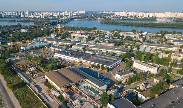 Vista aérea superior de la zona del parque industrial desde arriba, fábrica de chimeneas y almacenes, distrito industrial en Kiev (Kiev), Ucrania