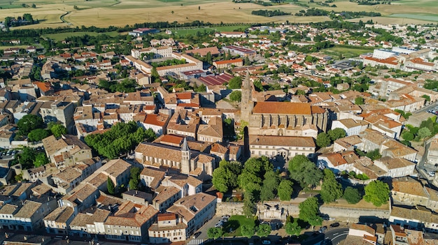 Vista aérea superior de la zona residencial alberga tejados y calles desde arriba, antiguo fondo de la ciudad medieval, Francia