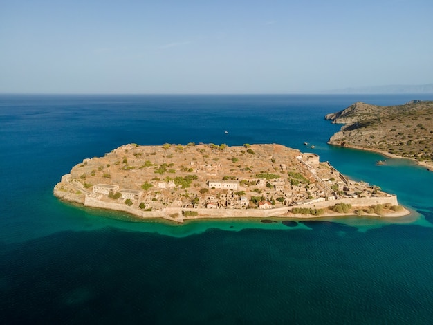 Foto vista aérea superior por zumbido de la antigua fortaleza veneciana en la isla de spinalonga en creta