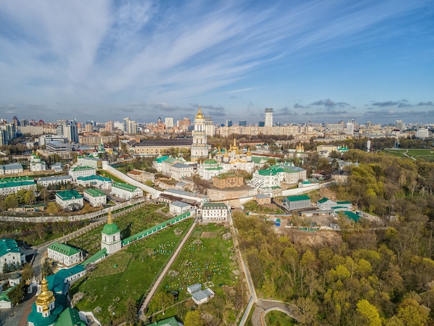 Vista aérea superior por zumbido de Kiev Pechersk Lavra o el Monasterio de las Cuevas de Kiev en Kiev, Ucrania.