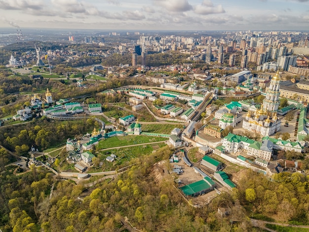 Vista aérea superior por zumbido de Kiev Pechersk Lavra o el Monasterio de las Cuevas de Kiev en Kiev, Ucrania.