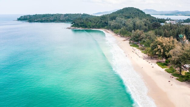 Vista aérea surin beach e pequeno turista na praia de areia nas férias de verão phuket tailândia