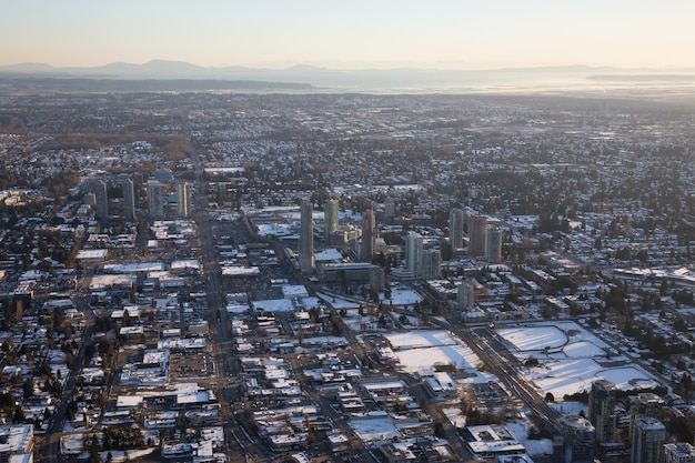 Vista aérea de Surrey Central durante una vibrante puesta de sol después de una caída de nieve