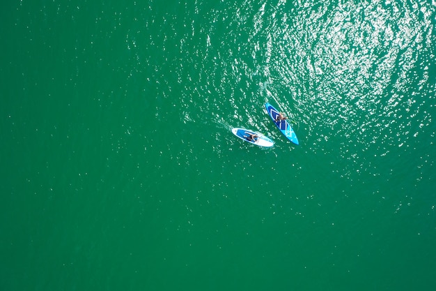 Vista aérea de tablas de sup en el mar Vista superior de dos paddleboard en un día soleado Vista desde arriba
