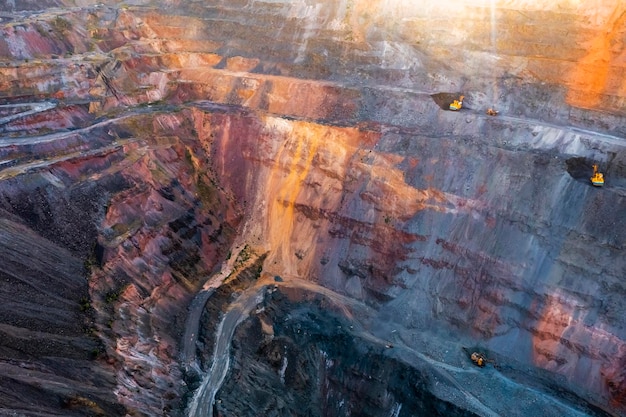 Foto vista aérea de un tajo abierto de extracción de recursos de mineral de hierro