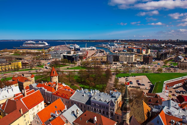 Vista aérea de Tallin, la capital de Estonia con cielo azul, nubes y techos rojos