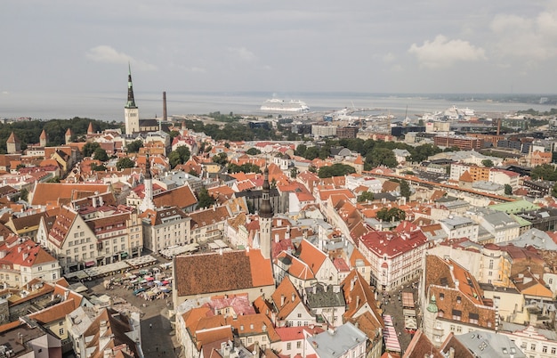 Foto vista aérea de tallin, capital de estonia