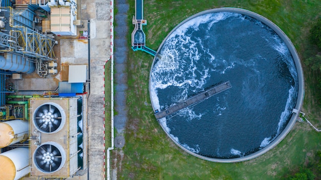 Foto vista aérea tanque de tratamento de água com águas residuais.