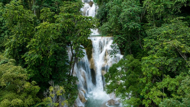 Vista aérea tat kuang si waterfall em luang prabang laos bela cachoeira na floresta tropical da selva e ponte de madeira em tat kuang si luang prabang laos