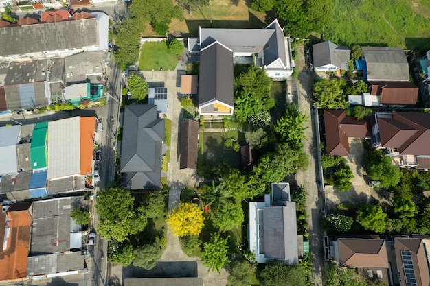 Vista aérea del techo de una casa con un auto tomado por un dron vista superior de la carretera