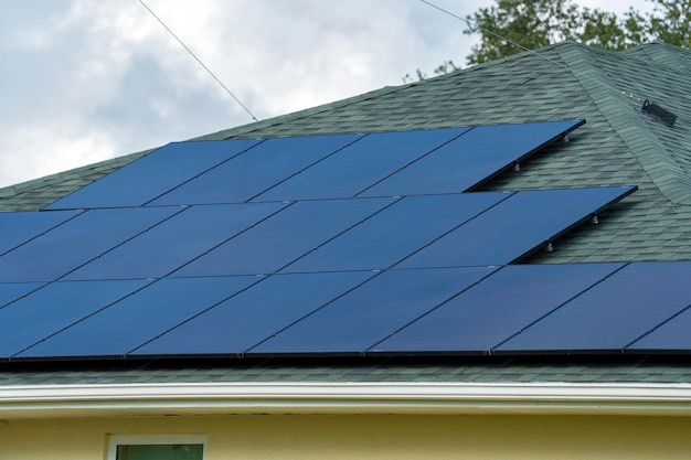 Vista aérea del techo del edificio con filas de paneles solares fotovoltaicos azules para la producción de energía eléctrica ecológica limpia Electricidad renovable con concepto de cero emisiones