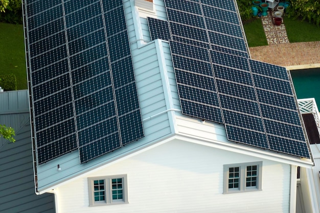 Vista aérea del techo de un gran edificio estadounidense caro con paneles solares fotovoltaicos azules para producir energía eléctrica ecológica limpia Invertir en electricidad renovable para el concepto de ingresos de jubilación