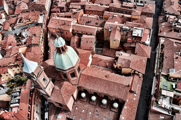 Foto vista aérea del techo de una iglesia en bolonia, italia