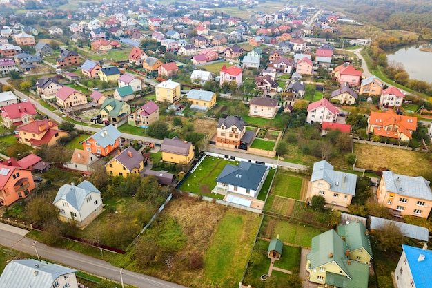 Vista aérea de los techos de las casas en la zona residencial del barrio rural.