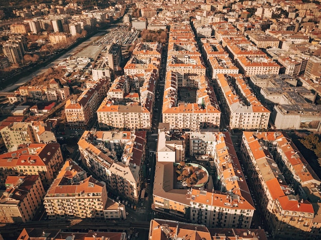 Foto vista aérea de los techos de la ciudad italiana en temporada de otoño