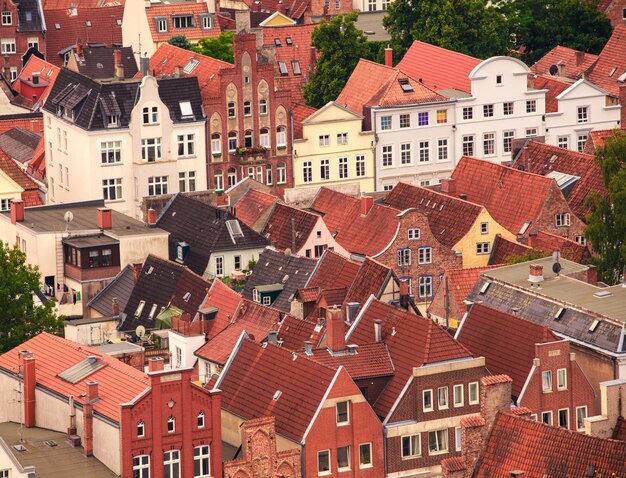 Vista aérea de los techos de tejas de la antigua ciudad de Lubeck GermanyxA