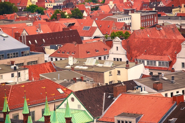 Vista aérea de los techos de tejas de la antigua ciudad de Lubeck GermanyxA