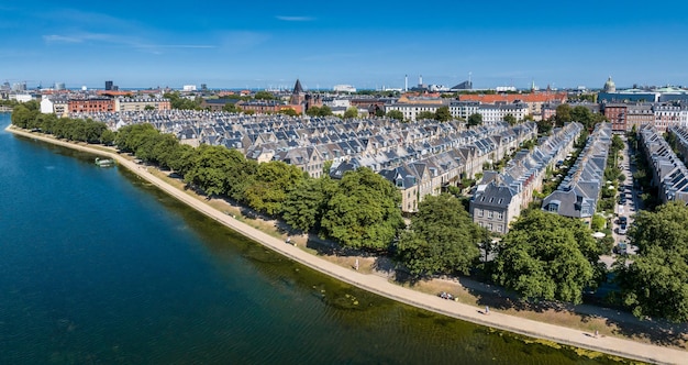 Vista aérea de los tejados del barrio de Kartoffelraekkerne en Oesterbro Copenhague Dinamarca
