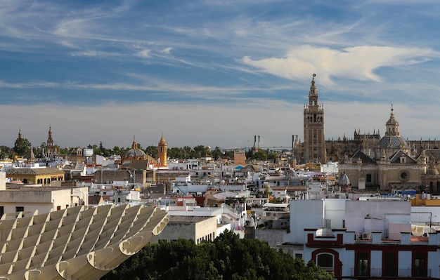 Vista aérea de los tejados y la catedral de Sevilla Andalucía España