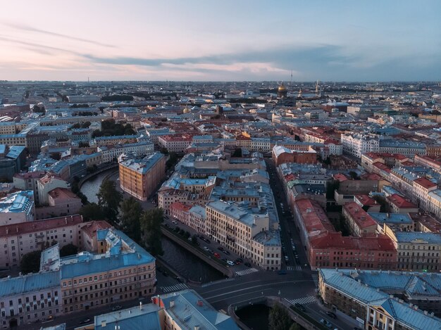Vista aérea de los tejados rojos y grises de San Petersburgo Al fondo la Catedral de San Isaac