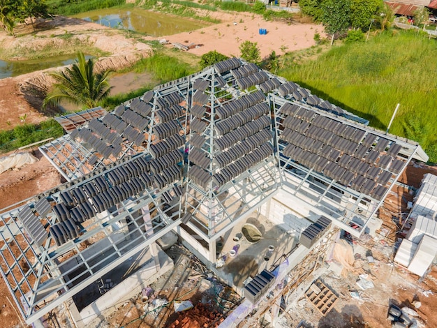 Vista aérea de las tejas de hormigón o cemento CPAC en el nuevo techo están en construcción edificio residencial Infraestructura de la casa en el sitio de construcción