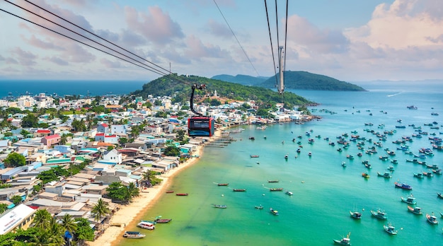 Vista aérea desde el teleférico del barco de pesca de madera en el mar Puerto de An Thoi en la isla de Phu Quoc, Vietnam.