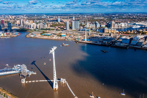 Foto vista aérea de los teleféricos de emirates air line en londres, reino unido