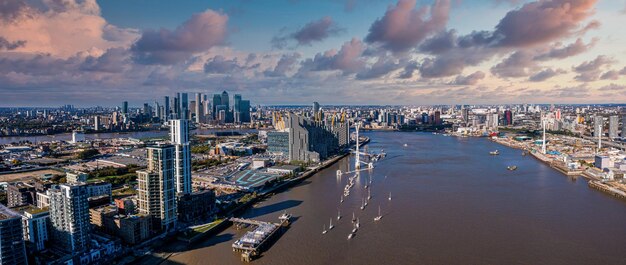 Foto vista aérea de los teleféricos de emirates air line en londres, reino unido