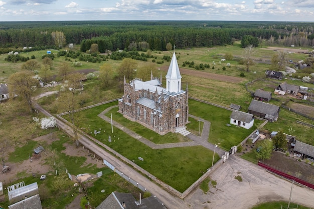 Vista aérea del templo barroco o gótico o iglesia católica en el campo