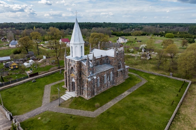 Vista aérea del templo barroco o gótico o iglesia católica en el campo