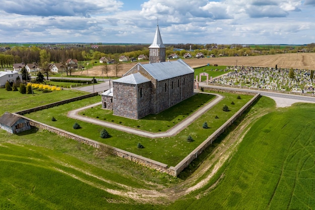 Vista aérea del templo barroco o gótico o iglesia católica en el campo