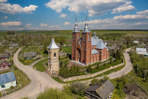 Vista aérea del templo barroco o gótico o iglesia católica en el campo