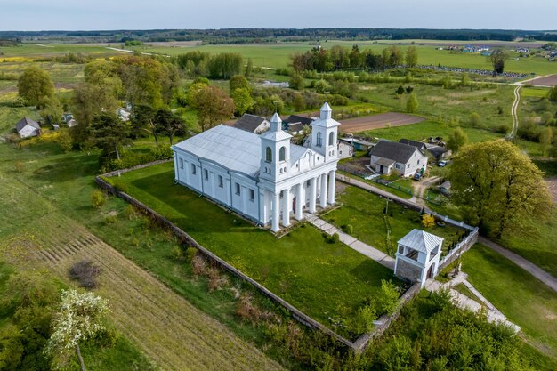 Vista aérea del templo barroco o gótico o iglesia católica en el campo