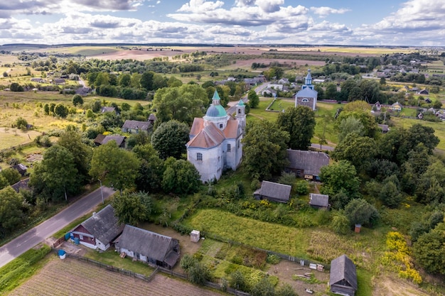 Vista aérea del templo barroco o la iglesia católica en el campo