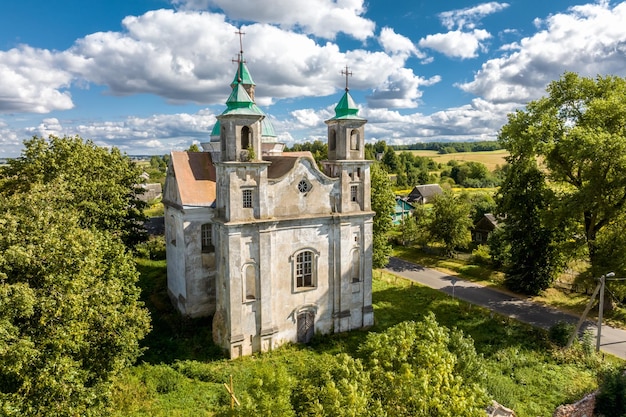 Vista aérea del templo barroco o la iglesia católica en el campo